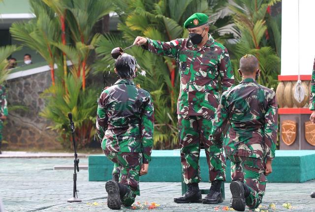 Kasdam XII/ Tpr saat melakukan tradisi kepada personel TNI yang baru bertugas di Kodam XII/ Tpr.