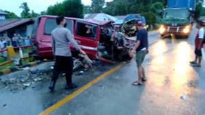 Truk vs Kijang. Ini Kondisi Supir dan Penumpang