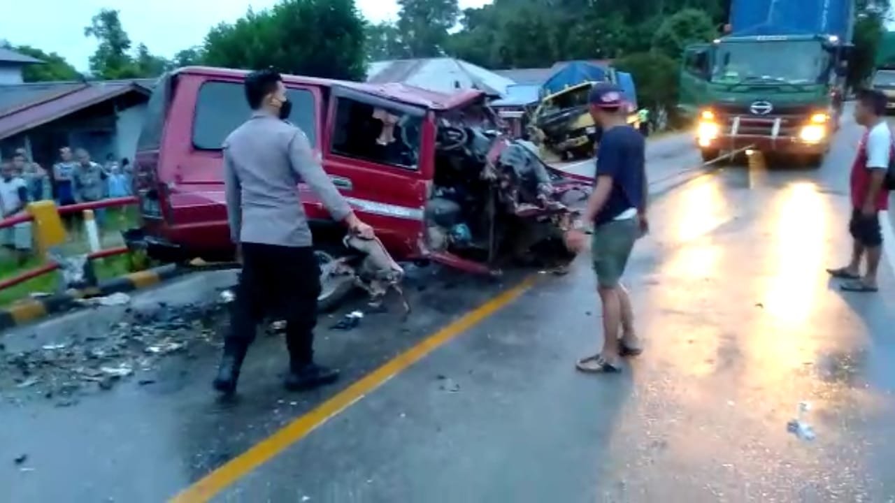 Kecelakaan lalu lintas di Jalan Bodok - Sosok antara truk dan mobil kijang