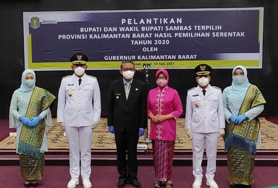 Bupati dan Wabup Sambas terpilih foto bersama Gubernur Kalbar setelah dilantik, Senin (14/6)