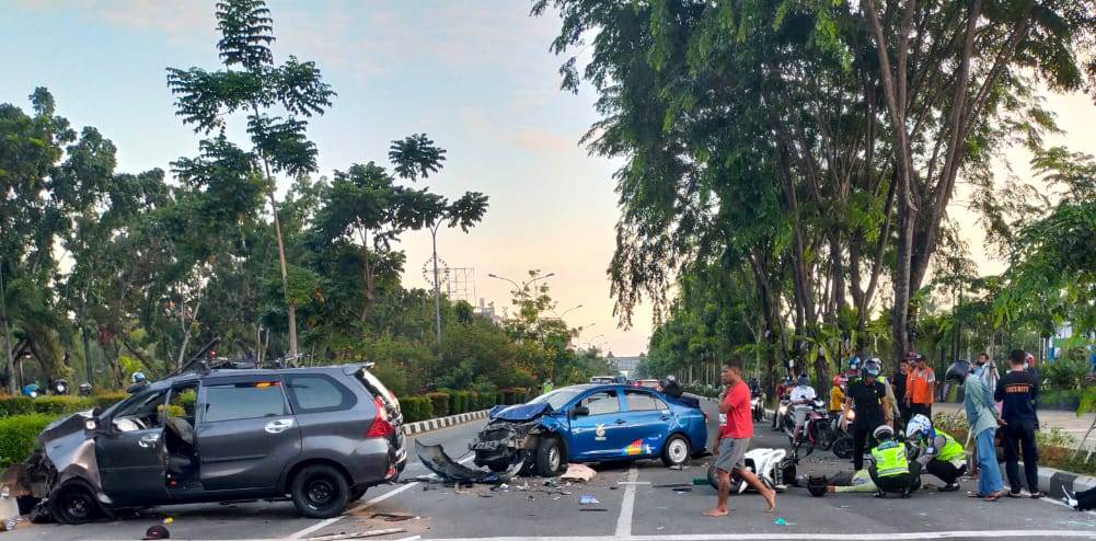 Petugas Polantas saat sedang mengevakuasi korban tabrakan beruntun yang terjadi di Tugu Digulis Untan Jalan A Yani I, Selasa (15/6) pagi sekitar pukul 06.00 wib