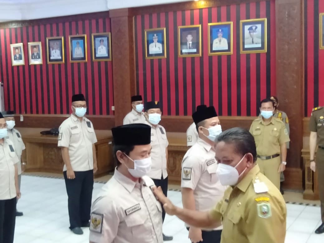 Bupati Sanggau mengkukuhkan pengurus FKDM Kabupaten Sanggau periode 2021 - 2025.