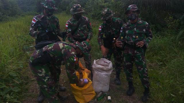 60 botol miras asal Malaysia diamankan Satgas Pamtas Yonif Mekanis 643/Wanara Sakti yang menemukan di semak belukar jalur tikus.