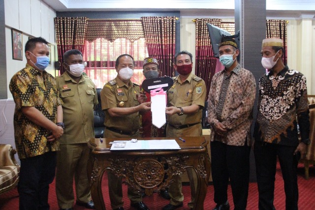 Wakil Bupati Sanggau menyerahkan simbolis truk pengangkut sampah CSR dari Bank Kalbar untuk ditempatkan di Kecamatan Tayan Hulu.