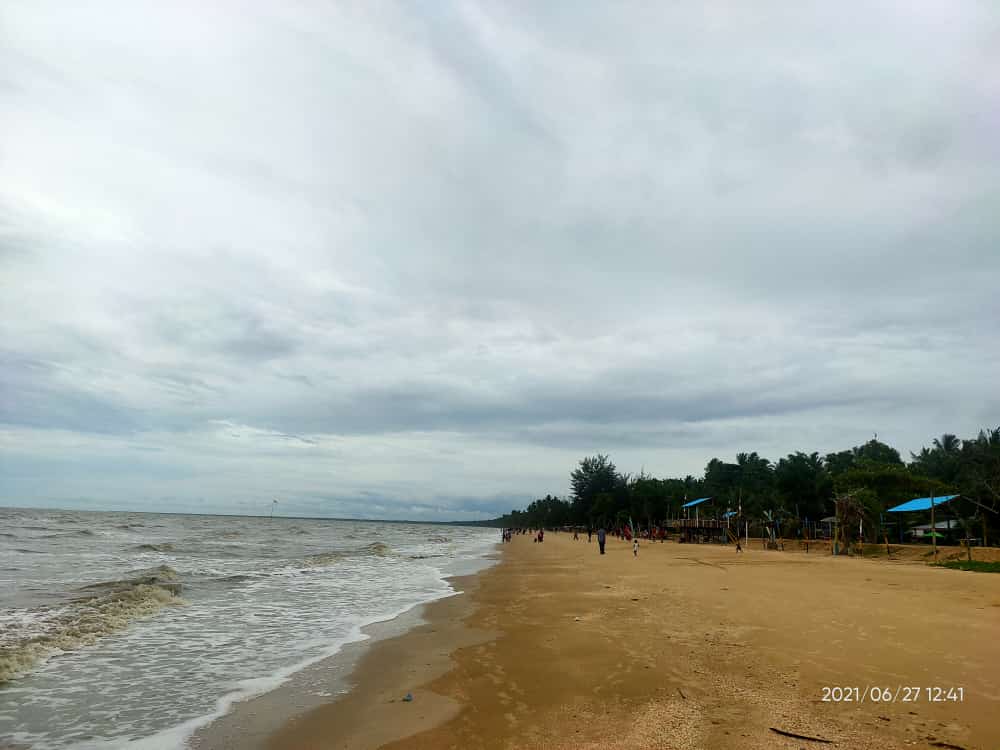 Salah satu destinasi pariwisata pantai yang ada di Kabupaten Sambas.