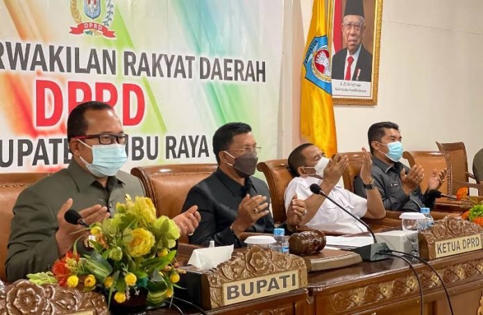 rapat paripurna Wakil Bupati Kubu Raya bersama pimpinan DPRD saat rapat paripurna Pandangan Umum Fraksi-fraksi di DRPD terhadap Raperda Laporan Pertanggungjawaban APBD TA 2020