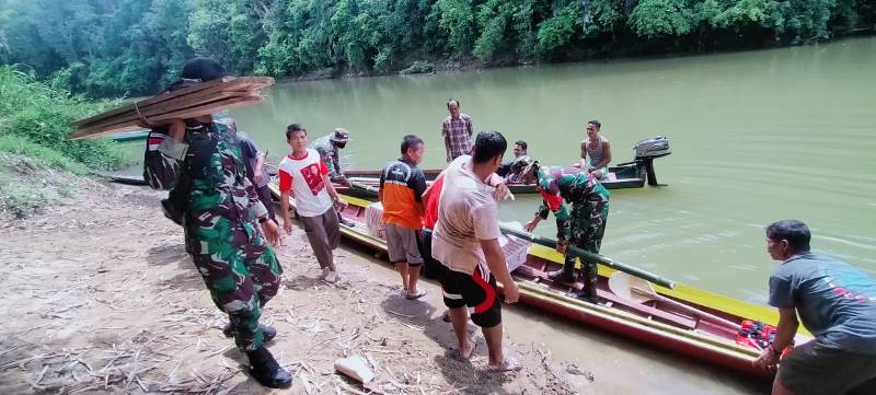 Satgas Pamtas Yonif 643/Wns Evakuasi Jenazah Menyusuri Sungai