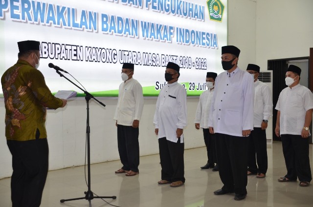 Bupati Kayong Utara melantik pengurus Badan Wakaf Indonesia (BWI) Kabupaten Kayong Utara