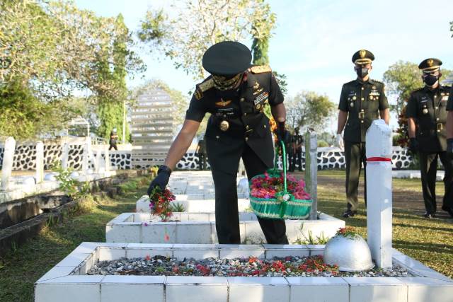 Panglima Kodam XII/Tanjungpura, Mayjen TNI Muhammad Nur Rahmad bersama para pejabat utama ziarah ke Taman Makam Pahlawan Dharma Patria Jaya di Kubu Raya.