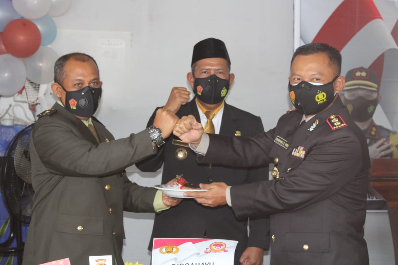 Bupati, Kapolres Kayong Utara disela memperingati HUT ke-75 Bhayangkara.