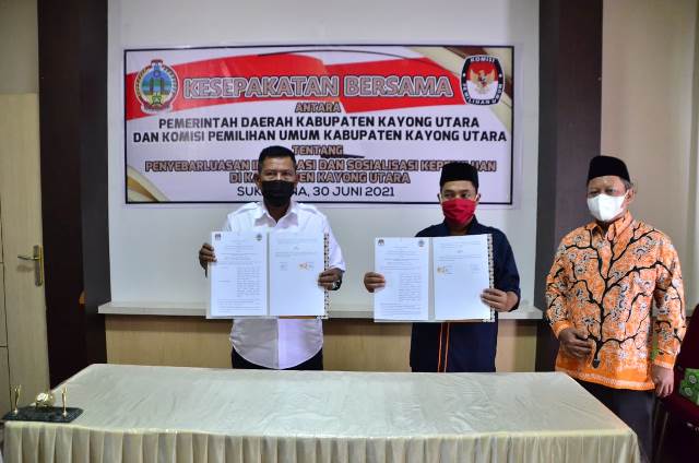 Bupati dan Ketua KPU KKU usai menandatangani nota kesepakatan dalam penyebarluasan informasi kepemiluan.