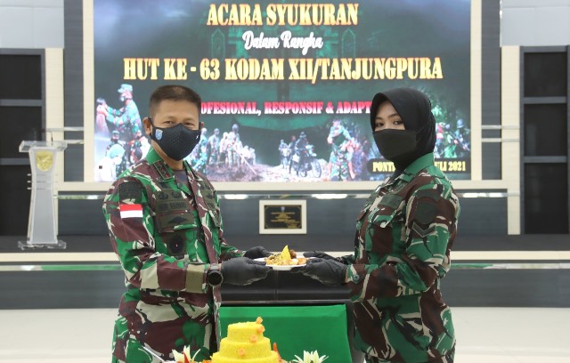 Pangdam XII/ Tpr memberikan potongan tumpeng kepada prajurit berprestasi saat syukuran HUT ke-63 Kodam XII/ Tpr