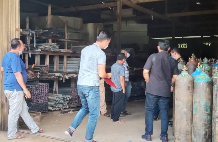 PTK TIMBUN OKSIGEN DITIMBUN PASAL BERLAPIS Petugas kepolisian saat menggrebek sebuah toko bangunan di Kecamatan Parindu yang diduga melakukan penimbunan oksigen.