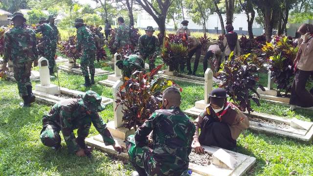 Personel Kodim 1208/ Sbs membersihkan Taman Makam Pahlawan dalam rangka memperingati Harjad Kodam XII/ Tpr.