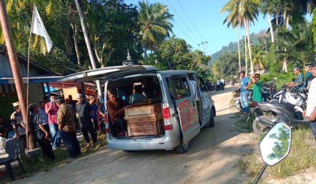 Nur Astriadi berhasil ditemukan Tim SAR gabungan dalam keadaan meninggal dunia di perairan Paloh Kabupaten Sambas, Jumat (30/7) malam.