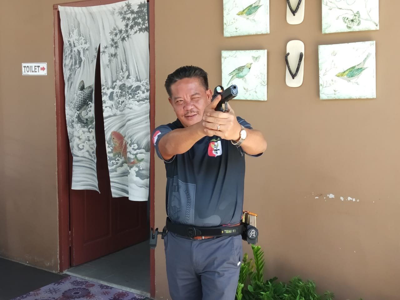 Bupati Sanggau mencoba jenis senjata Perbakin sebelum membuka Muscab pertama.