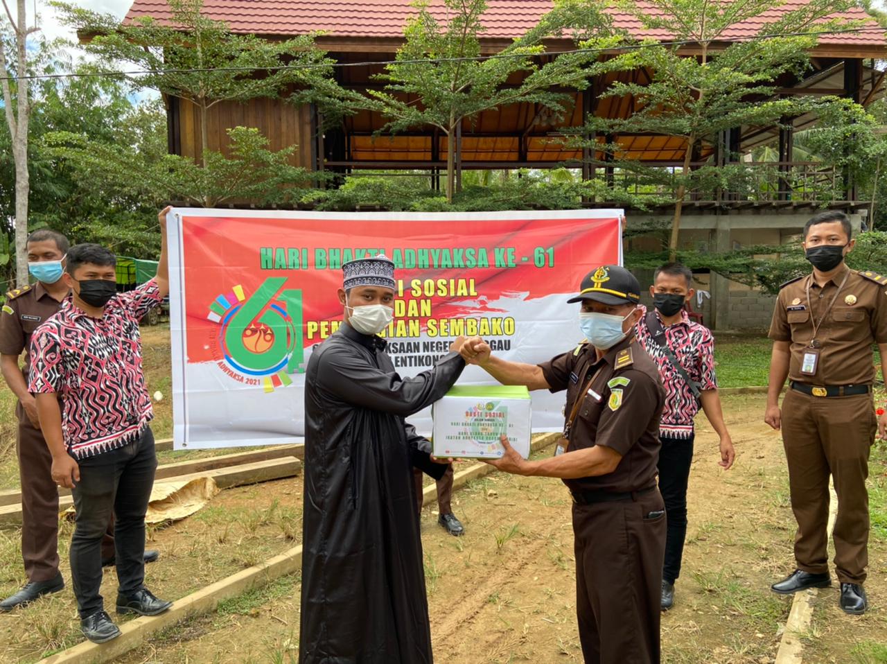 Kacabjari Entikong menyerahkan bantuan sembako kepada pimpinan Pondok Pesantren Al-Fatah.