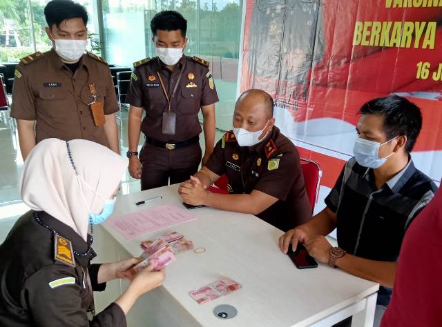 Bendahara Kantor Cabang Kejaksaan Negeri Sanggau di Entikong menerima penitipan uang pengganti dari Keluarga terdakwa.