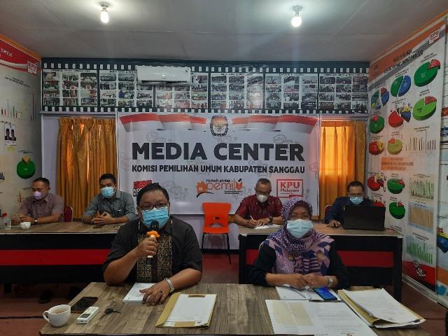 KPU Sanggau ketika merekapitulasi DPB bulan Juni 2021 di Media Center KPU Kabupaten Sanggau belum lama ini.