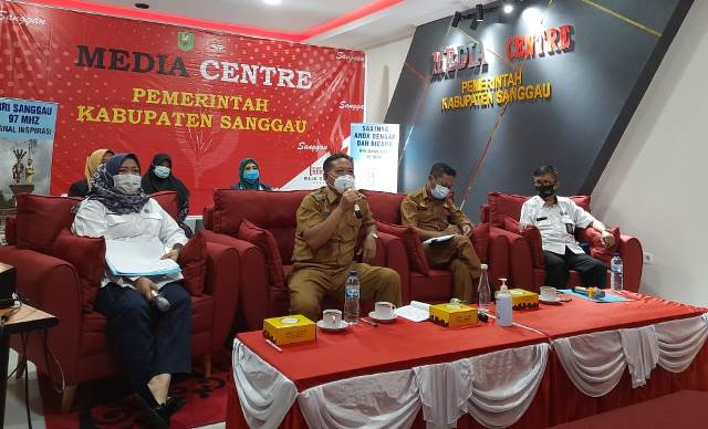 Bupati Sanggau menyaksikan pelatihan publik speaking yang dilakukan virtual.