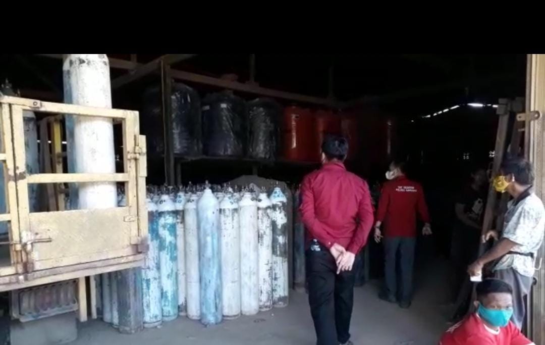 Polisi menggrebek lokasi penimbunan oksigen di Parindu, Selasa (20/7) yang menemukan ratusan tabung oksigen.
