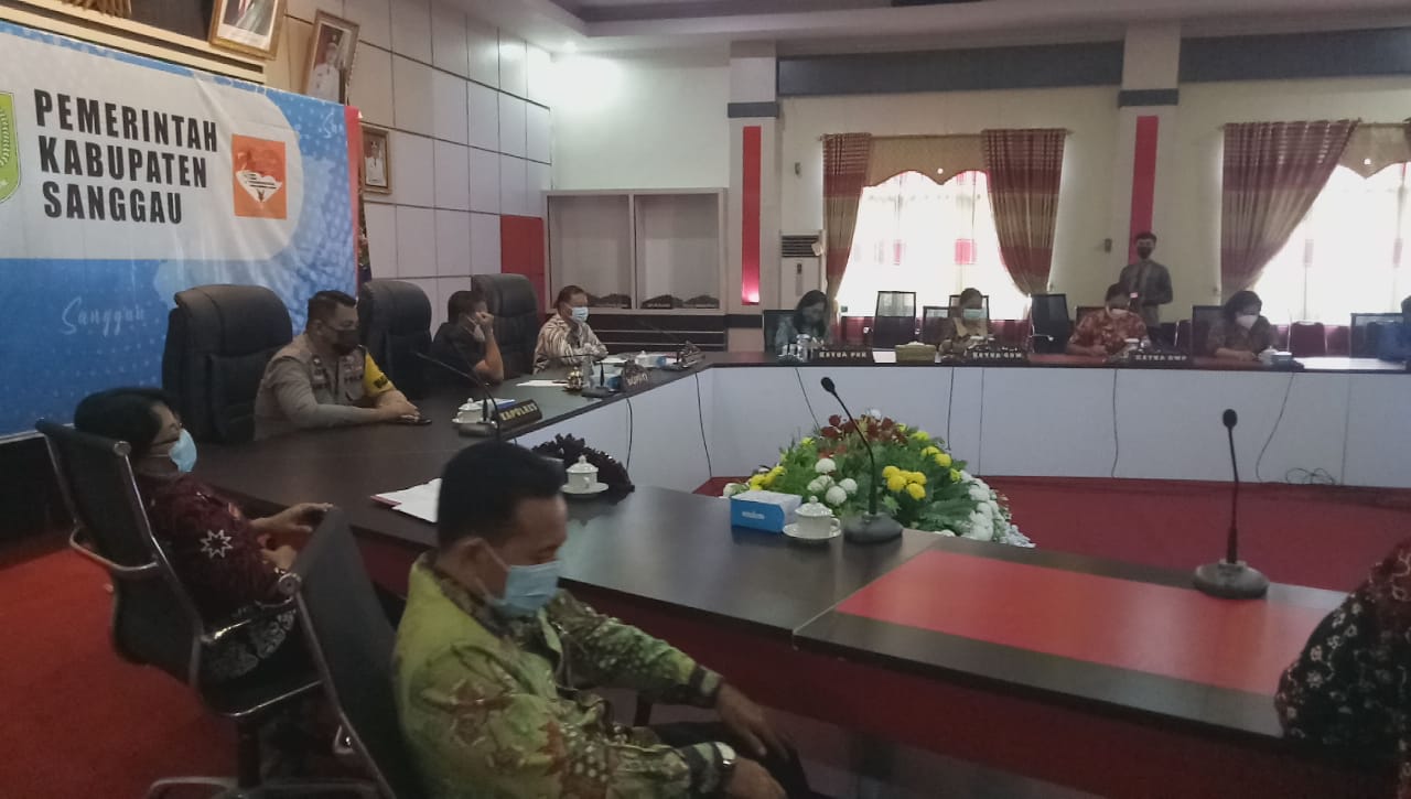 Bupati hadiri penganugrahan Kabupaten/Kota Layak Anak tahun 2021 secara virtual.