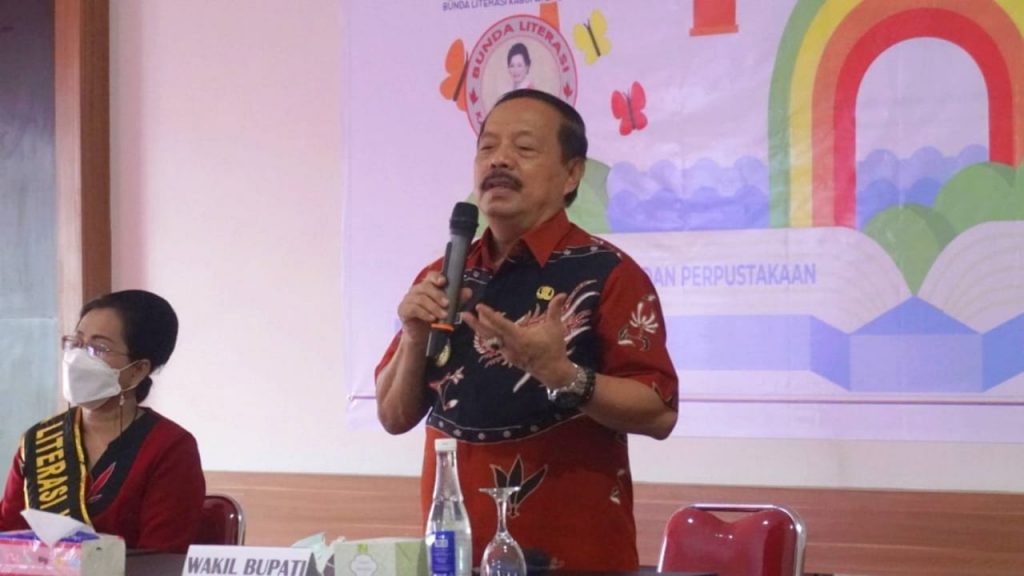 Wakil Bupati didampingi Bunda Literasi menyampaikan sambutan pada kegiatan lomba bercerita tingkat SD/MI.