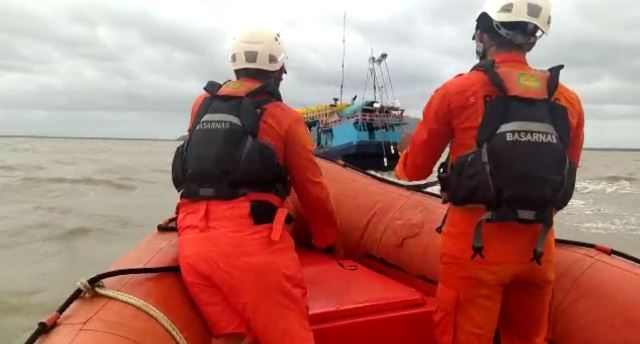 Tim SAR sedang melakukan Operasi SAR terhadap kapal ikan yang tenggelam.