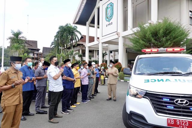 Anggota DPRD Kalbar menggelar salat jenazah untuk almarhum Zulkarnaen Siregar yang meninggal dunia pada Selasa (27/7) pagi