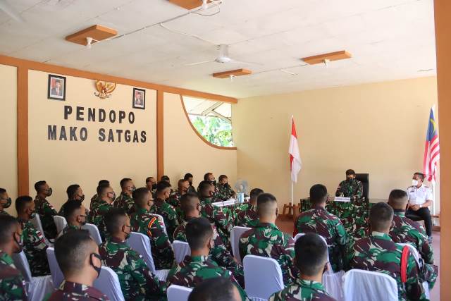 Pangdam saat kunjungan ke wilayah perbatasan Indonesia - Malaysia dengan menyambangi Satgas Pamtas Yonif Mekanis 643/Wanara Sakti di Pos Kotis Entikong.