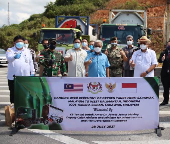 Tiga unit truk isotank oksigen diserahkan Ketua Menteri Sarawak merangkap Menteri Infrastruktur dan Pembangunan Pelabuhan Malaysia kepada Pangdam XII/ Tpr mewakil Pemprov Kalbar di tapal batas PLBN Tebedu, Sarawak, Malaysia.