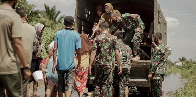 Batalyon Kavaleri (Yonkav) 12/Beruang Cakti membantu evakuasi warga terdampak banjir di Segedong
