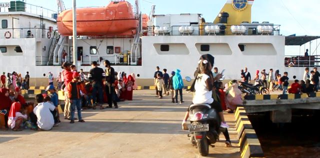 setiap kapal penumpang dilarang masuk Pelabuhan Pontianak yang mulai berlaku sejak tanggal 5 - 31 Juli 2021.