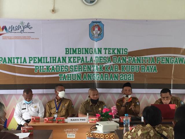 Kadis Dikbud Kubu Raya menjadi pembicara pada Bimtek PPKD dan Panwas Pilkades serentak se Kabupaten Kubu Raya bersama Kadis Pemdes, perwakilan Kemenag dan Dukcapil Kubu Raya. Foto: Nurhadi