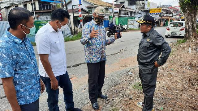 Kepala Satker Non Vertikal Tertentu Balai Wilayah Sui Kalimantan (BWSK) I saat turun ke lapangan menjelaskan kepada anggota DPRD Kubu Raya dan Kepala Dinas PUPR.