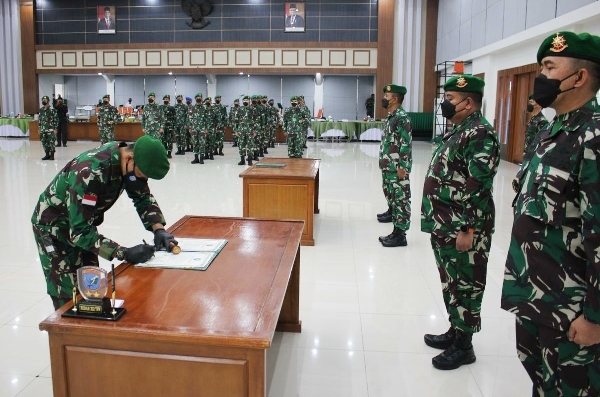 Penciuman Pataka Kodam XII/Tpr Carathana Jitavina oleh perwira yang diganti saat sertijab.