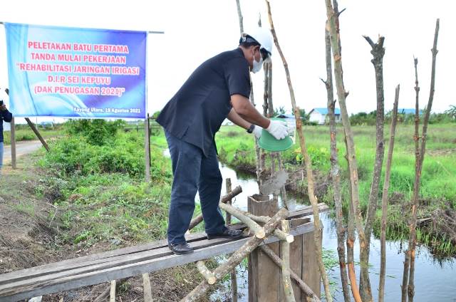 Bupati Kayong Utara saat peletakan batu pertama pembangunan pintu air dan normalisasi saluran air di Desa Tanjung Satai Kecamatan Pulau Maya.