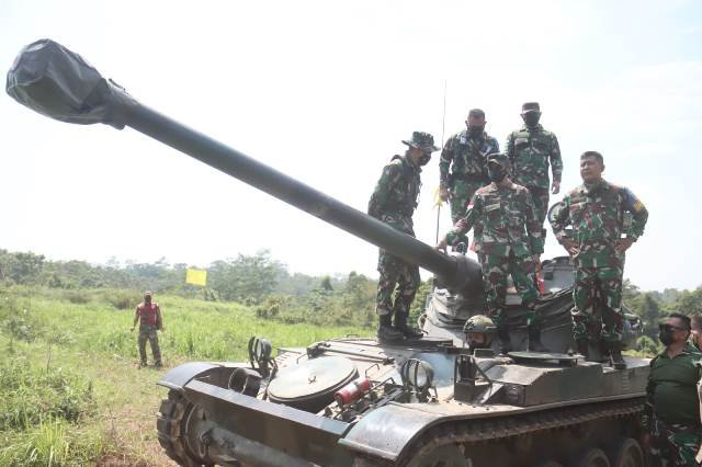 Panglima Kodam XII/Tanjungpura, Mayjen TNI Muhammad Nur Rahmad bersama Komandan Puslatpur Kodiklatad, Brigjen TNI Judi Paragina Firdaus meninjau medan latihan Puslatpur.