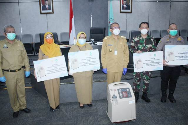 Gubernur menyerahkan simbolis oksigen concentrator kepada empat rumah sakit di Kalbar.