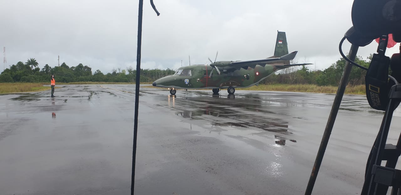 Sebuah pesawat militer milik TNI Angkatan Udara Cassa 212 berhasil mendarat di Landasan Liku Kecamatan Paloh Kabupaten Sambas.