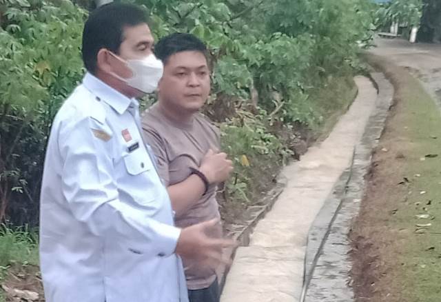 Kepala Dinas BM dan SDA saat berkoordinasi dengan warga di turunan Semboja Kelurahan Bunut terendam banjir.