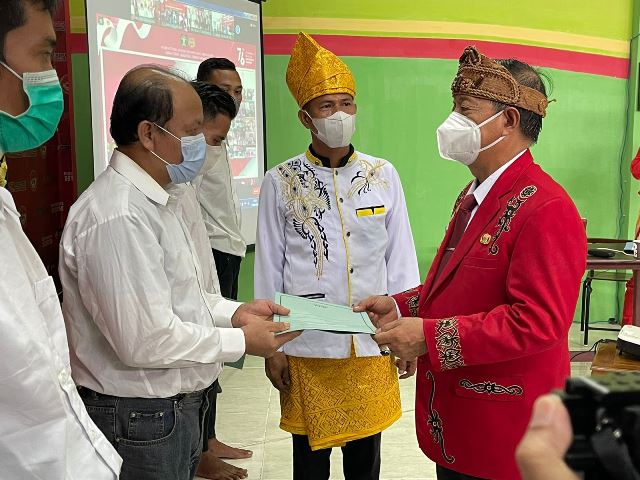Wakil Bupati Sanggau didampingi Kepala Rutan Kelas II B Sanggau menyerahkan remisi secara simbolis kepada narapidana.