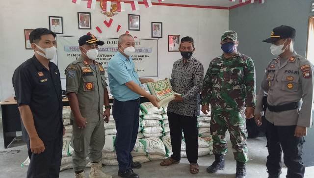 Pimpinan PT Erna Djuliawati menyerahkan bantuan sosial berupa beras kepada warga terdampak PPKM.
