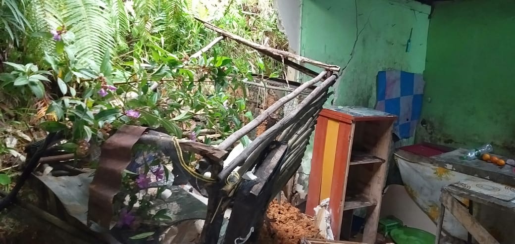 Kondisi rumah warga di Entikong yang terdampak banjir bandang. Sejumlah rumah mengalami kerusakan.
