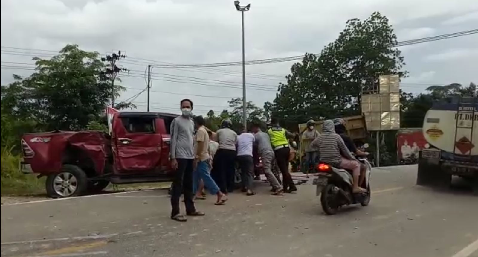 Mobil Dinas Kesehatan Sekadau yang membawa vaksin mengalami kecelakaan.