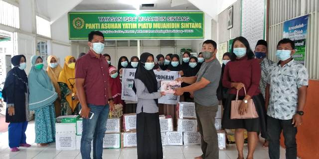 Panti Asuhan Yayasan Iqra Mujahidin mendapatkan bantuan berupa bahan pangan, alat Mandi, Cuci, Kakus (MCK), alat tulis dan uang tunai dari PT Permata Subur Lestari (PSL).