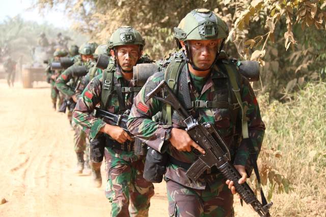 Personel Yonif Raider 641/Beruang melaksanakan latihan tempur di Capkala Komplek Kabupaten Bengkayang.