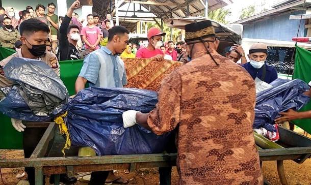 Korban pembunuhan di Desa Solam Raya Kecamatan Sui Tebelian Kabupaten Sintang yang akan dimandikan setelah ditemukan di areal perkebunan kelapa sawit