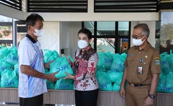 Wali kota Singkawang menyerahkan bantuan paket sembako kepada nelayan yang berjumlah 250 paket