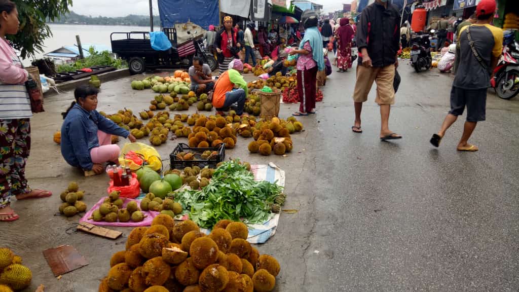 Buah asli Kalimantan atau buah hutan yang membanjir pasr-pasar di Kota Sanggau